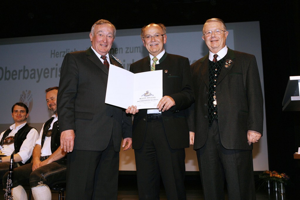 1. Bezirksschützenmeister Eberhard Schuhmann (links)          Josef Mederer (mitte)          3. Bezirksschützenmeister Armin Wiedemann (rechts) 